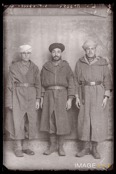Portrait en pied de trois goumiers marocains (Le Val-d'Ajol)